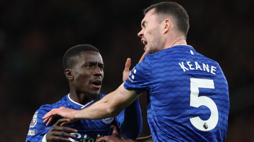 scena incredibila la meciul manchester united everton un jucator si a palmuit colegul si a fost eliminat fanii lui united au tinut un moment de reculegere pentru mani 6925723761f94