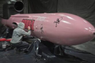 ucrainenii il vaneaza pe vladimir putin cu racheta roz flamingo fondurile pentru productia sa au fost stranse prin cheta 6921d1596d0f3