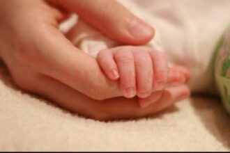 un barbat si o femeie si au vandut copilul unei persoane cu 7000 de euro cumparatorul a fost retinut se cere si arestarea parintilor video 6907a3c1ad802