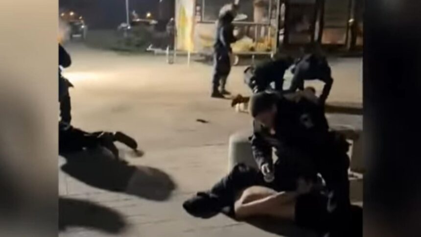 a doua zi de craciun cu pumni si scandal in mamaia sase tineri s au incaierat si doar interventia jandarmilor i a putut linisti video 694e6a8a55be3