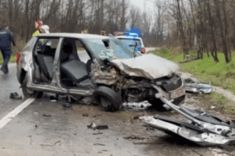 accident cu 4 victime pe dn67b un autoturism s a izbit violent de un copac foto 692f56add9cce