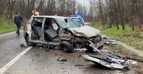accident cu 4 victime pe dn67b un autoturism s a izbit violent de un copac foto 692f56add9cce