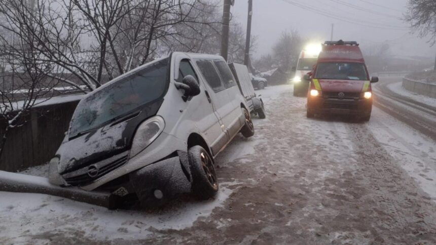 accident grav in judetul iasi un microbuz cu 7 persoane s a rasturnat intr un sant foto 694bc07a07473