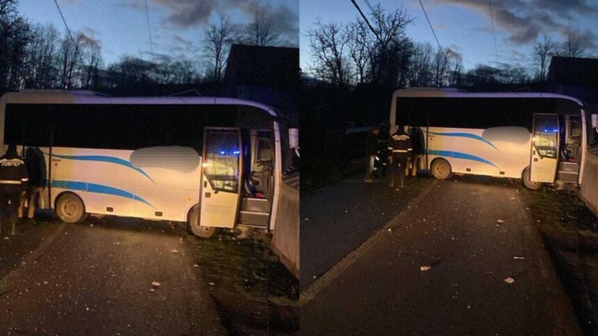 accident grav in judetul neamt un autobuz in care se aflau sase persoane a lovit un stalp de electricitate si gardul unei gospodarii 6943adf8becd1
