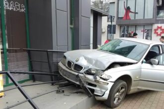 accident in slatina autoturism proiectat pe trotuar dupa impactul cu o alta masina pe strada crisan 6943cf60ac7fe