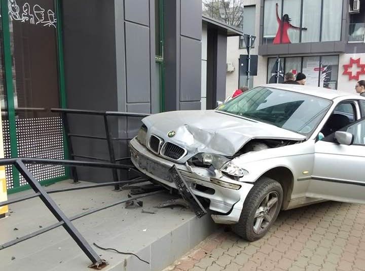 accident in slatina autoturism proiectat pe trotuar dupa impactul cu o alta masina pe strada crisan 6943cf60ac7fe