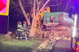 accident mortal pe o sosea din judetul iasi o autoutilitara si un camion s au ciocnit frontal video 693a5dc4d0931