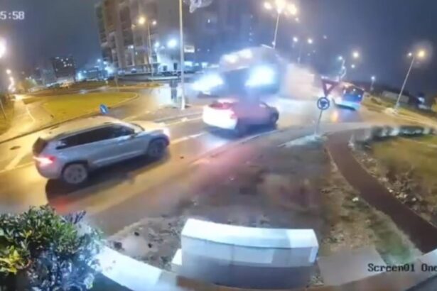 accident spectaculos la oradea un sofer a ajuns la spital dupa ce a zburat cu masina peste un sens giratoriu video 6931ded858d47