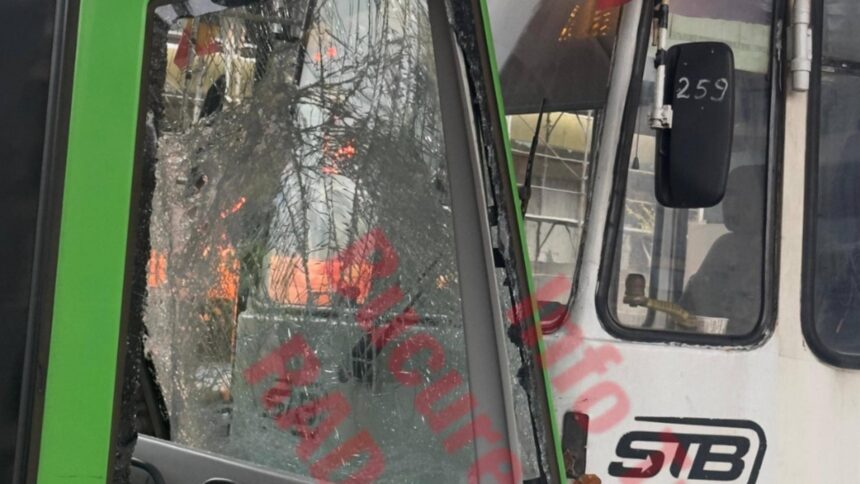 accident sub podul basarab liniile 1 si 10 blocate dupa ciocnirea a doua tramvaie 692db32b73cbb