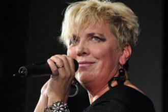 artista silvia dumitrescu apel din suflet pentru romani cu ocazia zilei nationale iubiti romania si ramaneti uniti 692dbfff3cd99