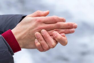 boala ascunsa in spatele spatele mainilor reci semnalul care iti indica ca nu este o reactie normala la frig 69370f953a70a