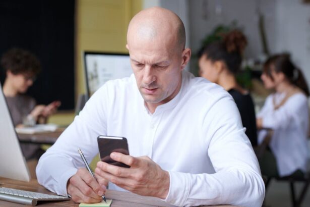 capcana tehnologiei pentru coloana ta cum ne saboteaza postura gresita cand stam pe telefon si solutiile din scoala spatelui 694122cf46ecc