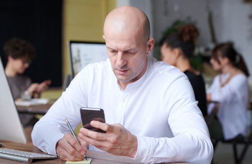 capcana tehnologiei pentru coloana ta cum ne saboteaza postura gresita cand stam pe telefon si solutiile din scoala spatelui 694122cf46ecc