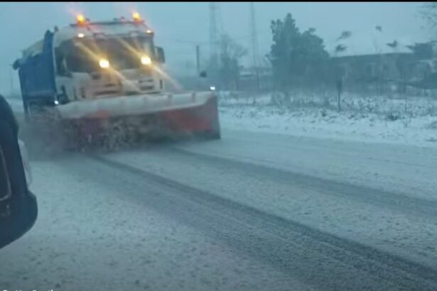 cod galben de ninsori si vant puternic drumarii intervin cu dificultate in zonele montane din cauza viscolului 694cf5cd501bf