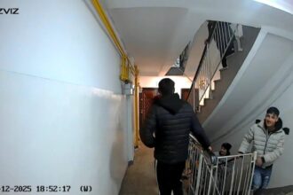 colindatori transformati in vandali usile unui bloc din constanta distruse din razbunare pentru ca nu li s a deschis 694e348668b3f