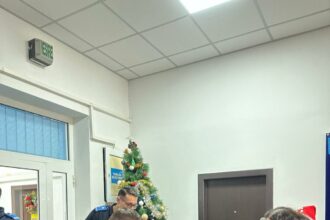 copiii de la centrul amicii au adus magia colindelor la jandarmeria olt 694521bb3af64