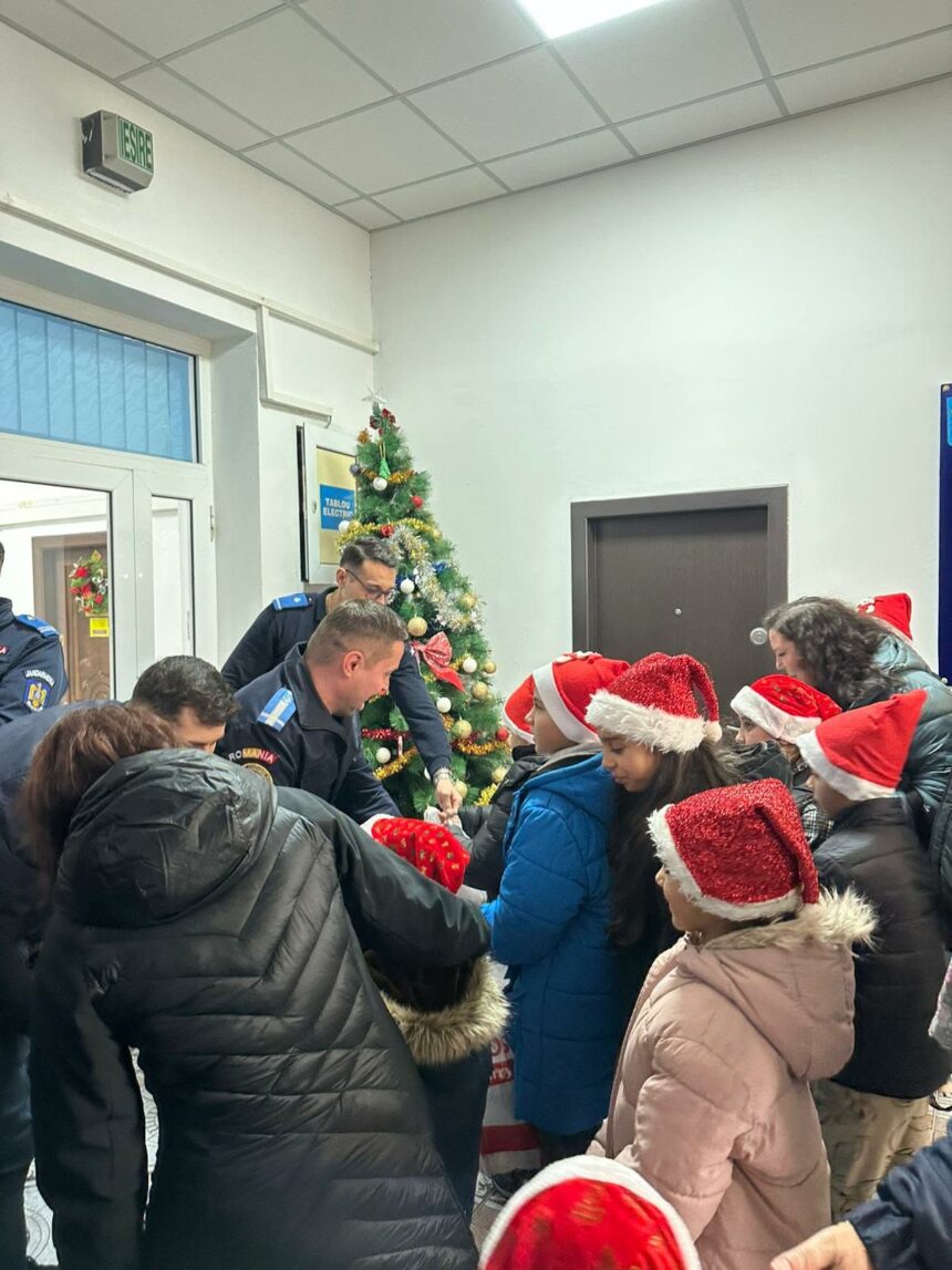 copiii de la centrul amicii au adus magia colindelor la jandarmeria olt 694521bb3af64