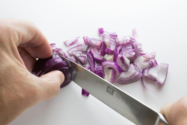 cum poti taia ceapa fara sa lacrimezi trucul pe care trebuie sa l cunoasca orice gospodina 69317eae0cb3c