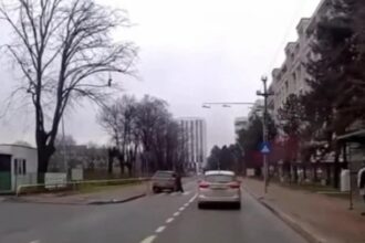 depasire periculoasa pe trecerea de pietoni pieton salvat in ultima clipa 692ef3046be5a