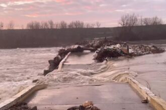 dezastru la 20 de kilometri de capitala podul de peste arges de la budesti s a prabusit din cauza deversarilor de la baraje 69319bfd4cbb7
