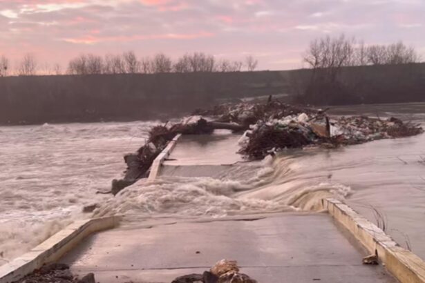 dezastru la 20 de kilometri de capitala podul de peste arges de la budesti s a prabusit din cauza deversarilor de la baraje 69319bfd4cbb7