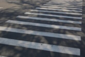 doi elevi raniti dupa ce au fost loviti de o masina in timp ce mergeu la scoala copiii se aflau pe trecerea de pietoni 6937cfdc3f8db