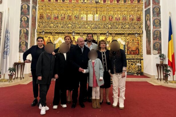 elena basescu a ajuns de nerecunoscut fosta diva a aparut la aniversarea casniciei parintilor sai iar imaginea este socanta 6934998350bd3