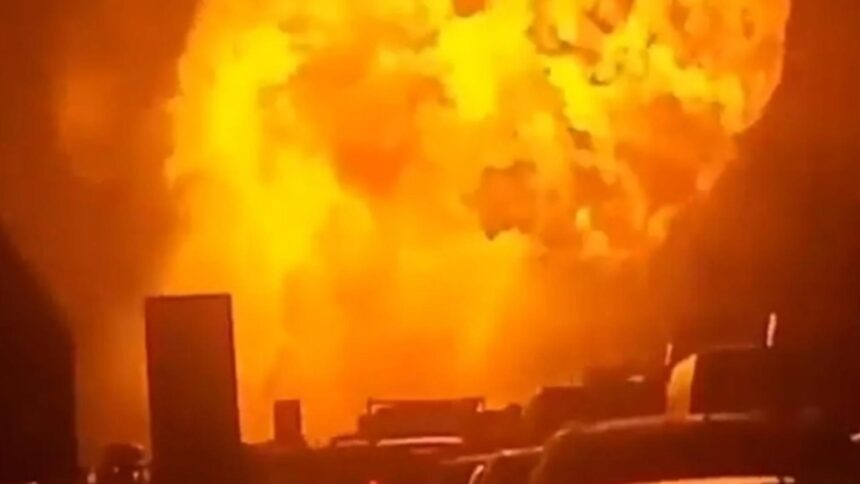 explozie spectaculoasa pe autostrada a1 din italia un camion cu gpl a explodat dupa ce a intrat in coliziune cu un alt camion 694c048b6911b