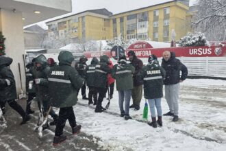 gest de omenie in ziua de craciun in bals primarul catalin rotea alaturi de oamenii care au curatat orasul de zapada 694cf92876ea8