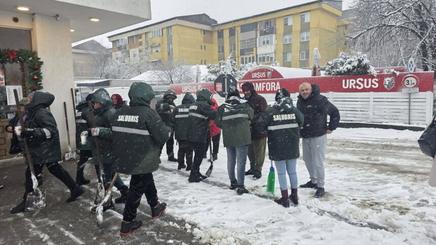 gest de omenie in ziua de craciun in bals primarul catalin rotea alaturi de oamenii care au curatat orasul de zapada 694cf92876ea8