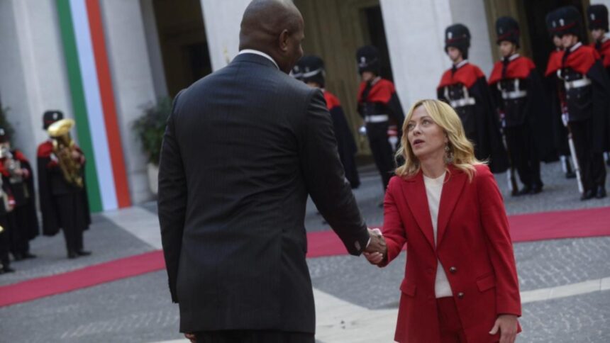 giorgia meloni din nou virala reactia care a starnit zambete la intalnirea cu presedintele mozambicului a ramas uimita de inaltimea acestuia 694392086ee8d