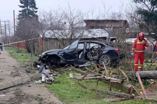 grav accident rutier un sofer a intrat cu masina in stalp in incercarea de a fugi de oamenii legii 694121b8628aa