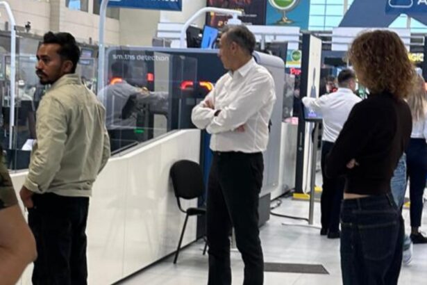 imagini incendiare in aeroportul otopeni cu generalul negru florian coldea unde vrea sa plece video 693920275fc0f