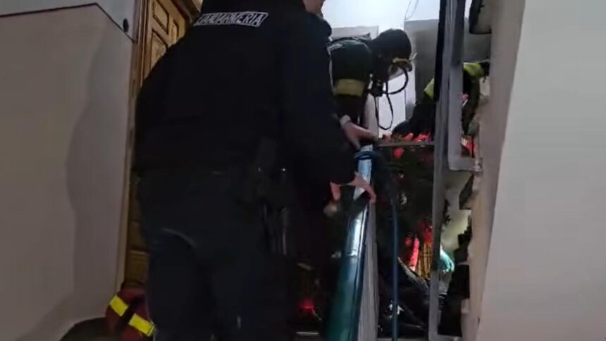 incendiu mortal in bloc barbat de 42 de ani gasit fara viata pompierii au fost nevoiti sa sparga usa video 694b870d096cf