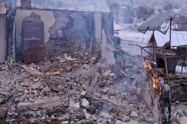 incendiu tragic chiar de craciun o locuinta a fost mistuita de flacari iar pompierii au descoperit posibile resturi umane 694d4b5fe65bf