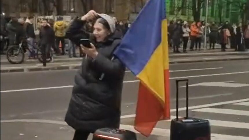 incident la mitingul din piata victoriei ce a patit o protestatara care a venit cu drapelul romaniei si a pus muzica patriotica video 693dc7e667f82