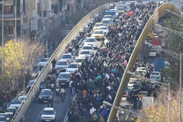 iranul fierbe proteste masive si ciocniri cu fortele de ordine dupa demisia guvernatorului bancii centrale 6953e40e2f91c