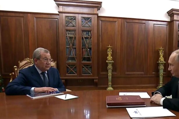 kremlinul prins pe picior gresit amanuntul din biroul lui putin care contrazice propaganda oficiala 69446fb9befe5