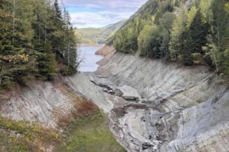 lacul vidraru golit controlat o luna debit redus pe arges pentru lucrari la baraj si evitarea unei noi crize de apa 693959b6b0b5f