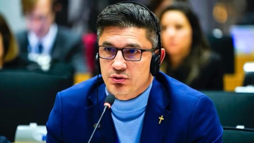 luis lazarus democratia a murit vom trai ca in lagare video 6943ce173e7dc