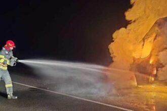 microbuz de marfa cuprins de flacari in judetul arad doua persoane se aflau in interior 694311813be9d