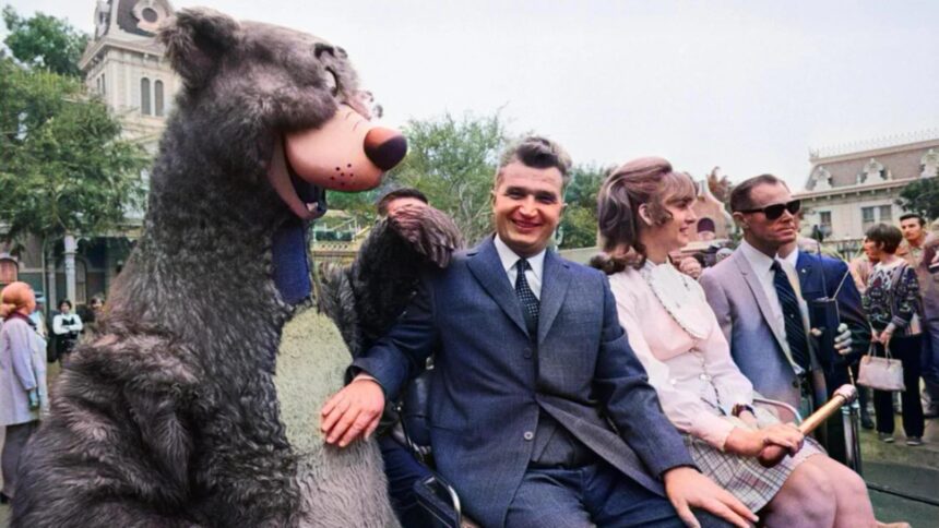 nicolae ceausescu imagini nedifuzate de la disneyland cum s a distrat fostul dictator cu familia la celebrul parc din sua 694ec00a64b42