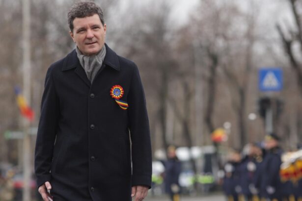 nicusor dan a stat la poze mai mult decat la parada militara de ziua nationala 692d9719e40d2