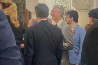 nicusor dan nu se leapada de matei paun controversatul om de afaceri cu opinii pro ruse prezent la receptia de ziua nationala video 692dc397e4bd7