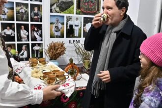 nicusor dan vizita la muzeu in seara de craciun presedintele a fost intampinat de colindatori 694eafa4968e0