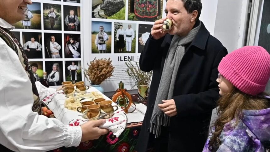 nicusor dan vizita la muzeu in seara de craciun presedintele a fost intampinat de colindatori 694eafa4968e0