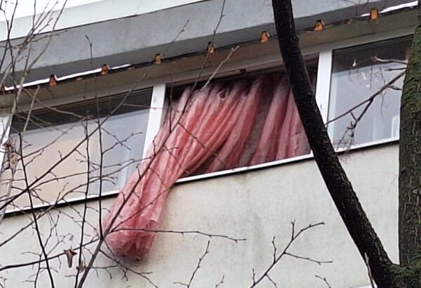 o femeie de 59 de ani s a aruncat de la etaj politistii fac cercetari in cadrul unui dosar penal 694006c07e50e