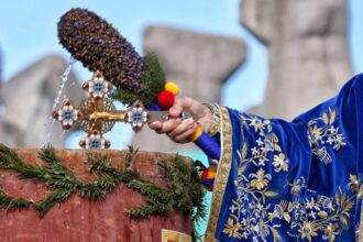 peste 10 000 de litri de agheasma la catedrala patriarhala patriarhul daniel va oficia slujba de boboteaza 695390e0a2b84