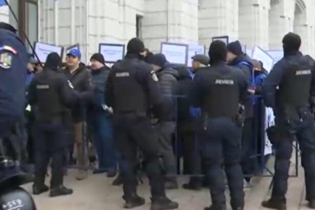 protest cu scantei la ministerul finantelor angajatii elcen au incercat sa patrunda in institutie ciocniri intre protestatari si fortele de ordine video 69492811c8643