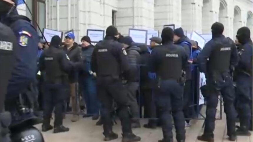 protest cu scantei la ministerul finantelor angajatii elcen au incercat sa patrunda in institutie ciocniri intre protestatari si fortele de ordine video 69492811c8643